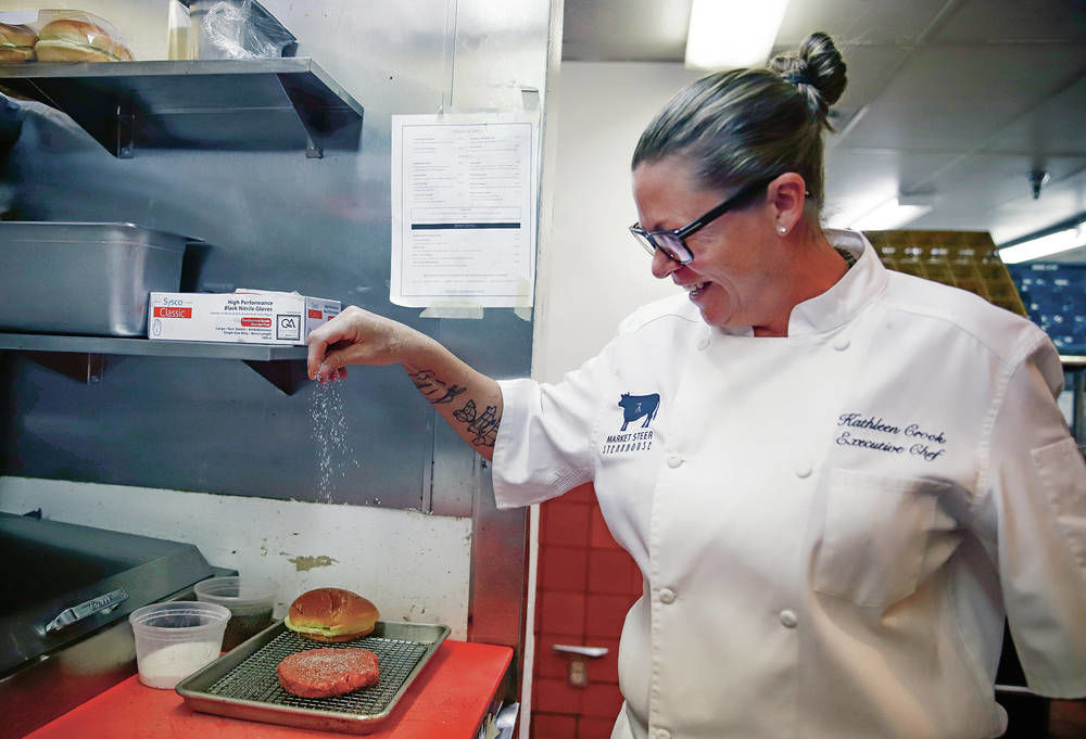 As Green Chile Cheeseburger Smackdown looms, competing chefs share some simple tips for a delicious classic